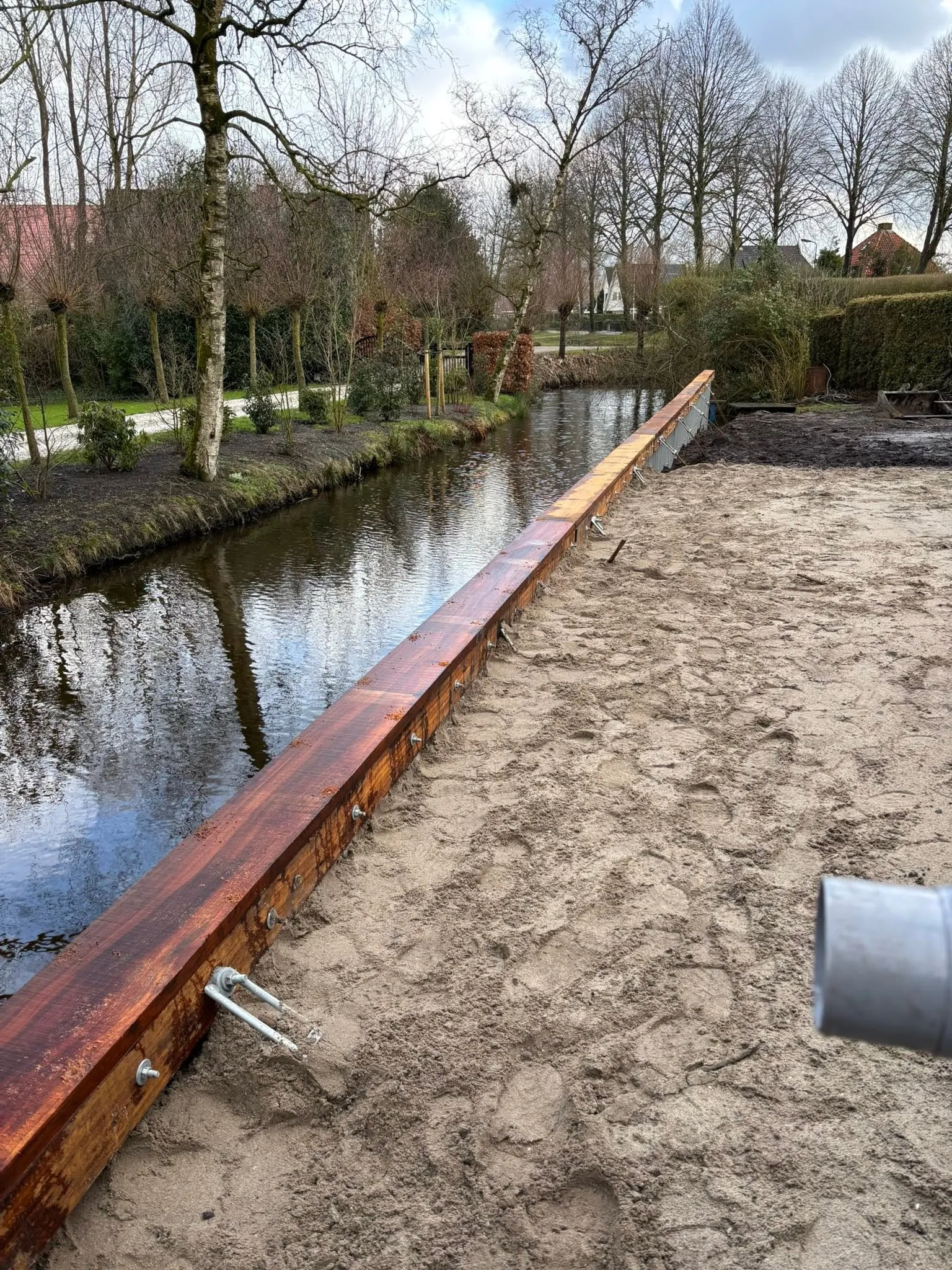 Beschoeiing aan de waterkant